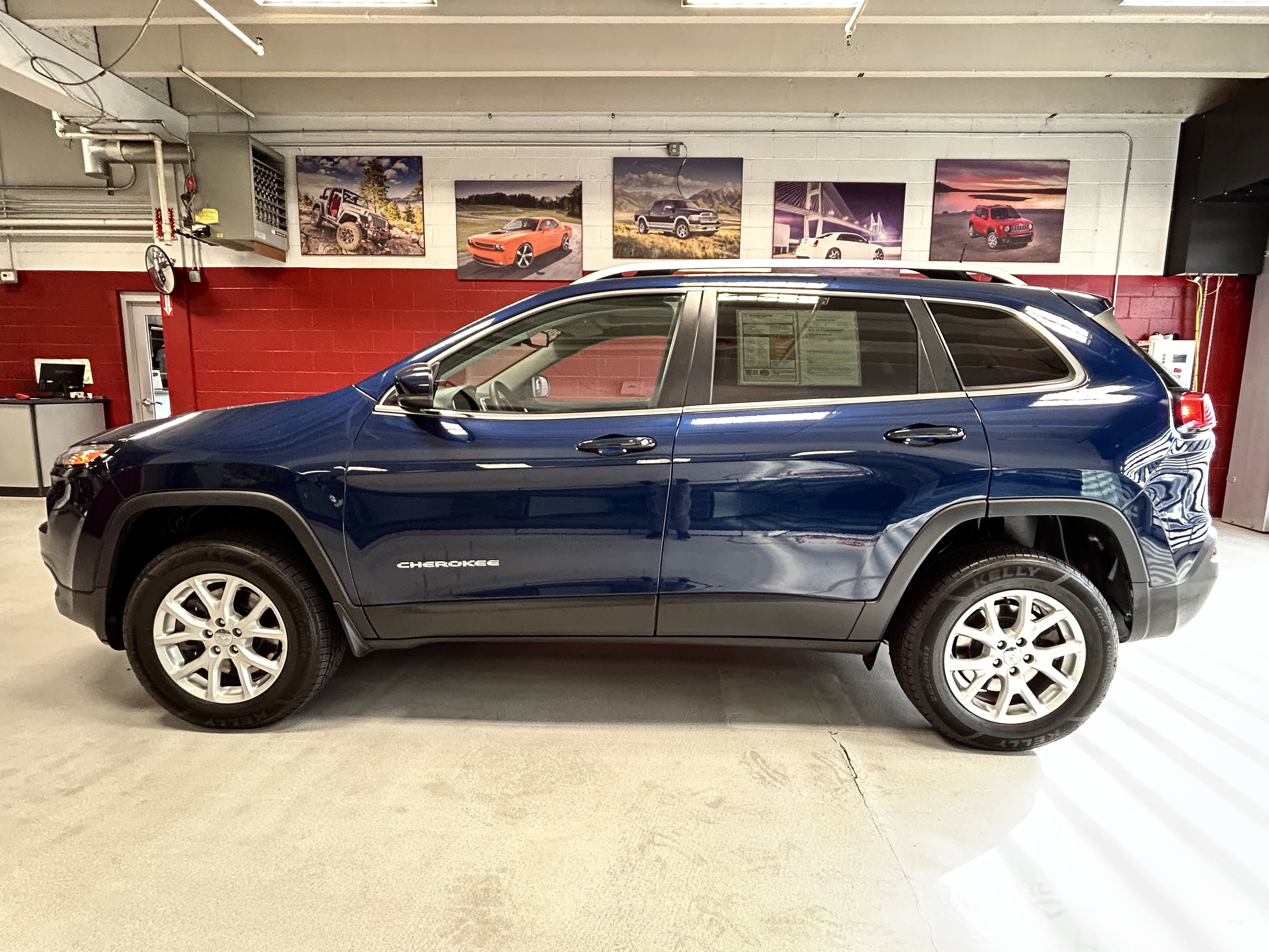 Used 2018 Jeep Cherokee Latitude Plus w/ Comfort/Convenience Group AWD/4WD image 2