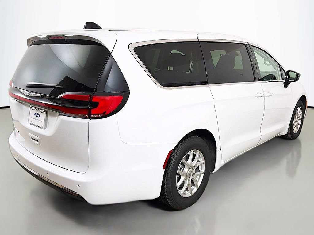 Used 2024 Chrysler Pacifica Touring-L image 9