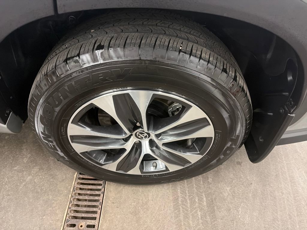 Certified 2021 Toyota Highlander XLE image 31