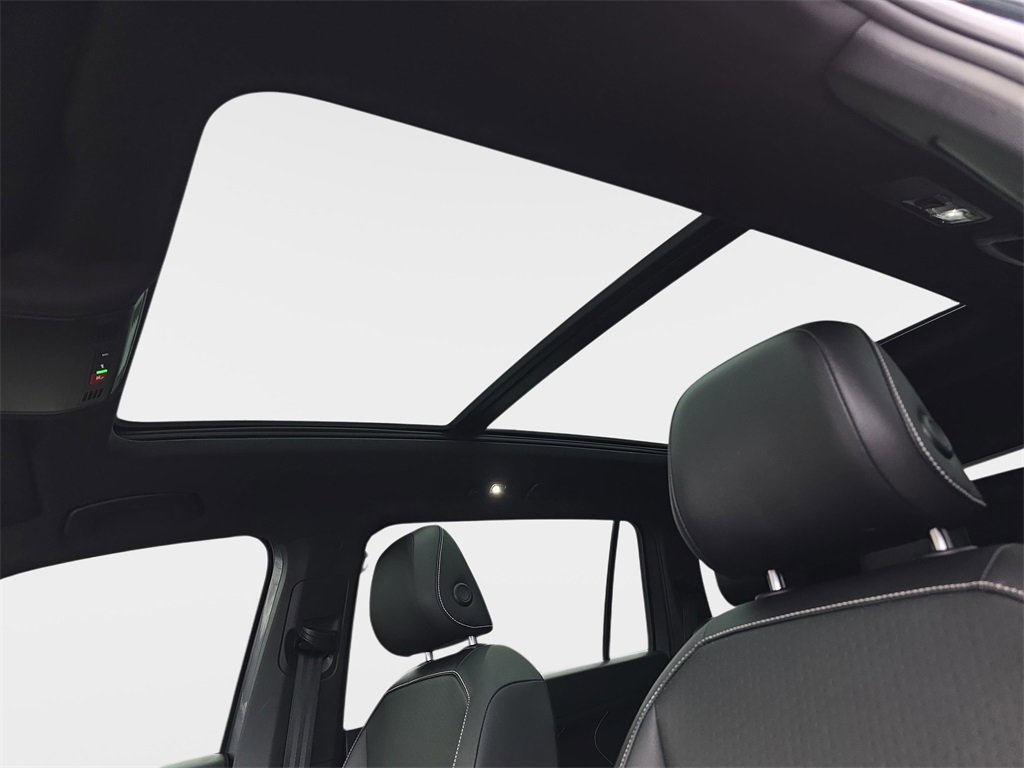 Used 2022 Volkswagen Tiguan SE R-Line image 33