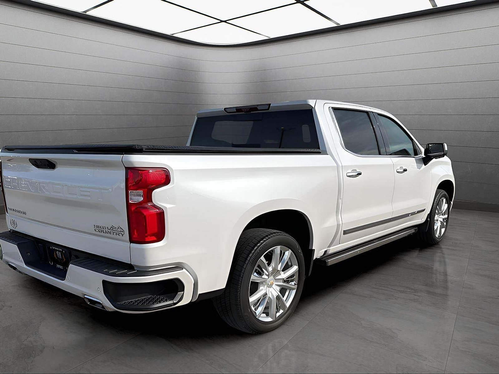 Used 2022 Chevrolet Silverado 1500 High Country w/ High Country Premium Package AWD/4WD video 3