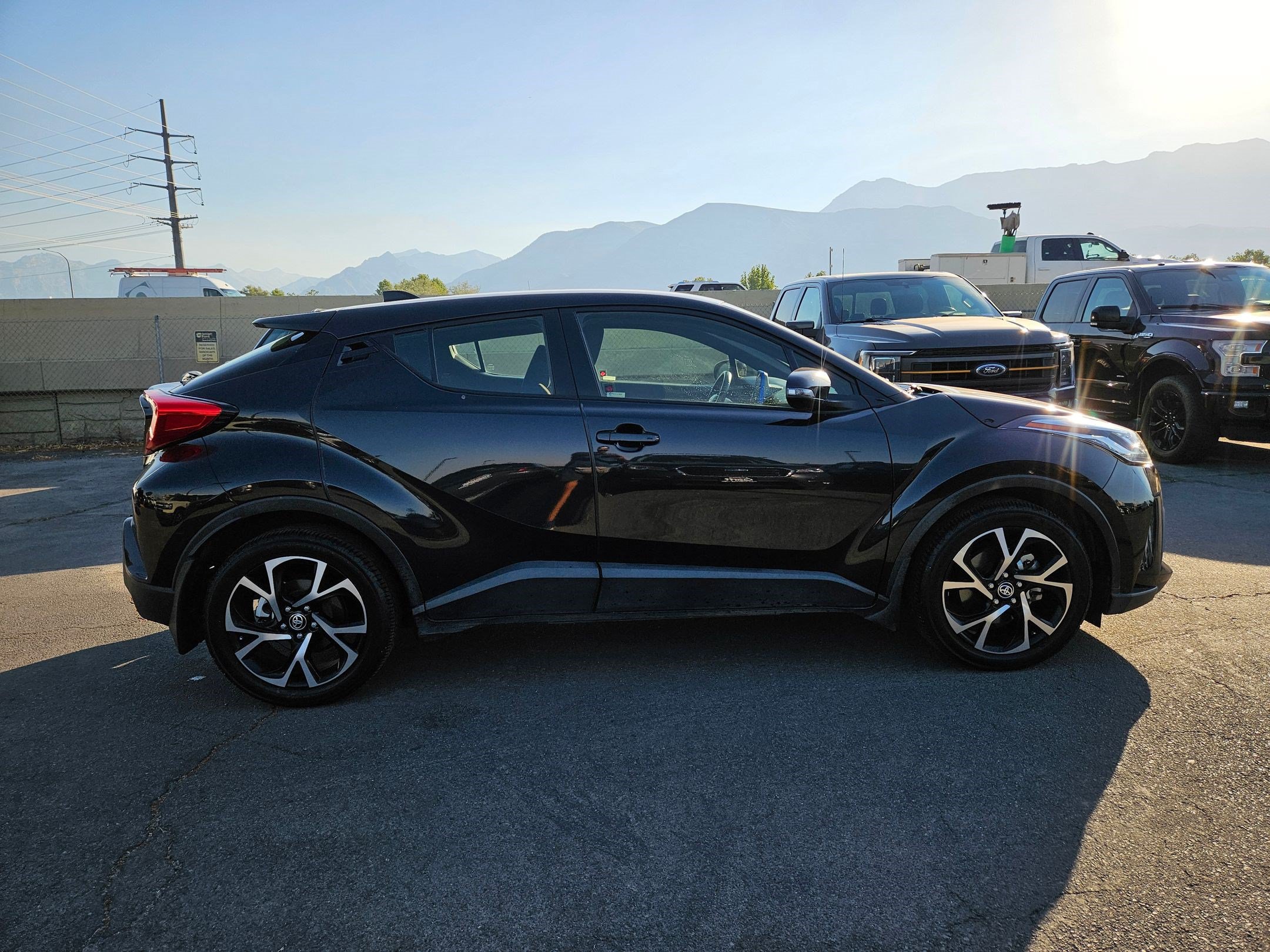 Used 2020 Toyota C-HR XLE FWD image 2