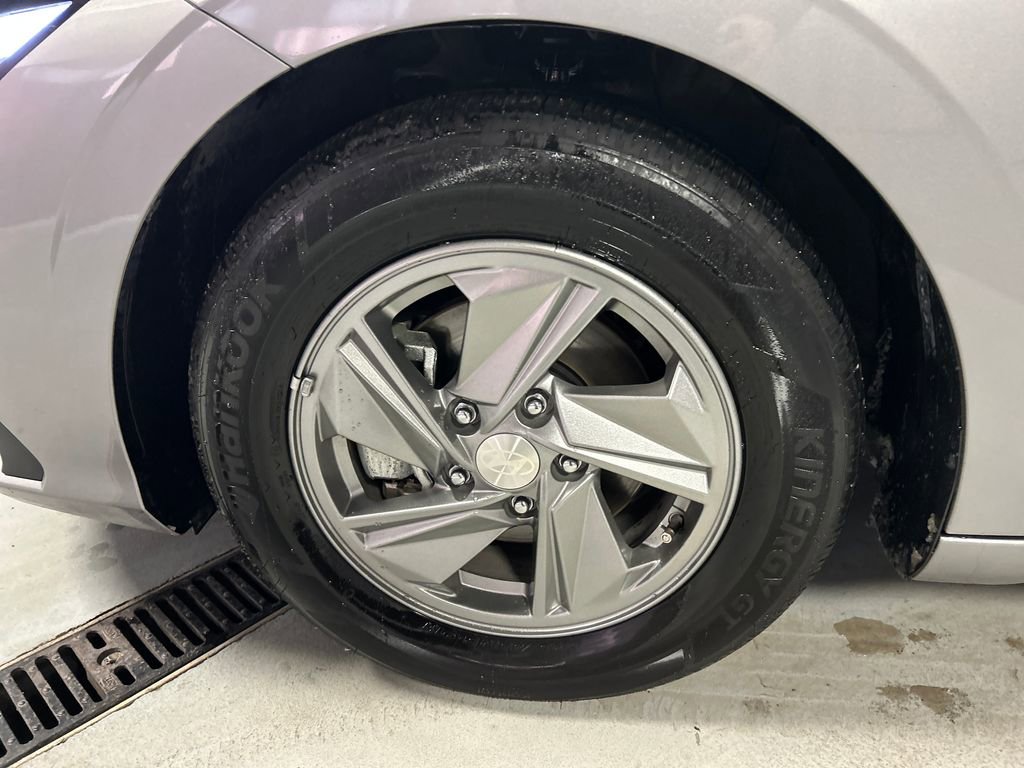 Used 2025 Hyundai Elantra SE image 9