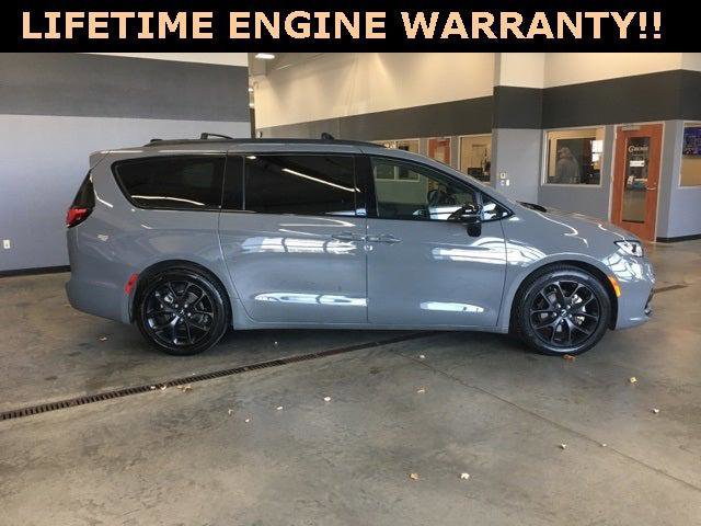 Certified 2025 Chrysler Pacifica Limited image 9