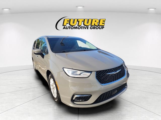 Used 2023 Chrysler Pacifica Touring-L FWD image 1