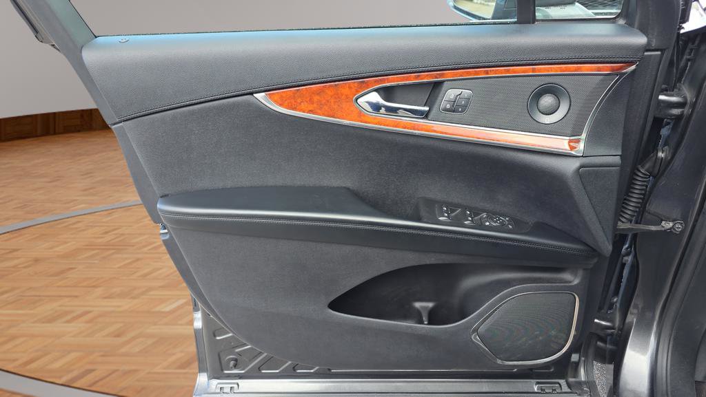 Used 2020 Lincoln Nautilus Reserve w/ Equipment Group 201A image 9