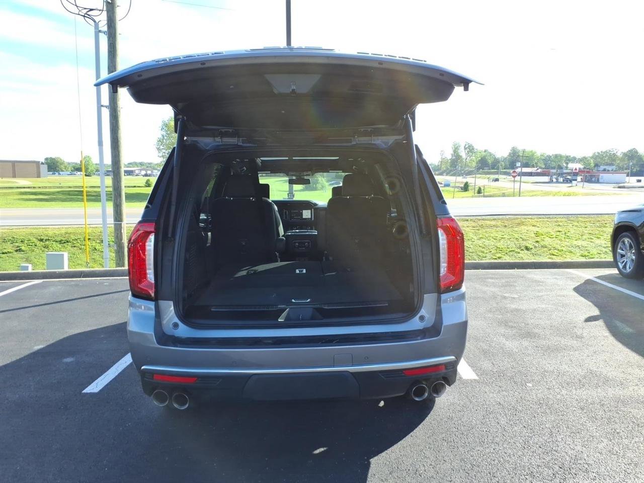 Used 2021 GMC Yukon Denali w/ LPO, Illumination Package image 5