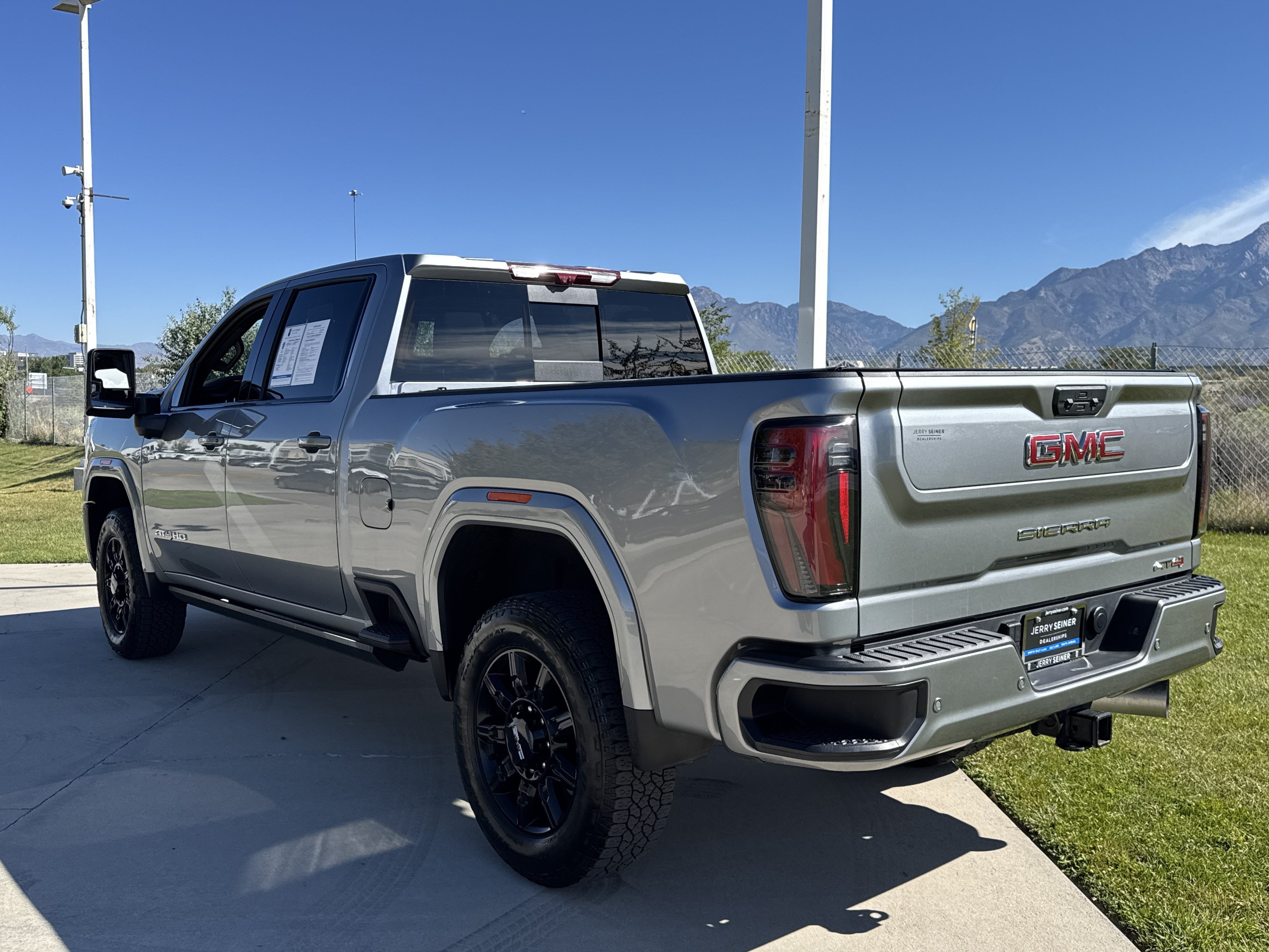 Used 2025 GMC Sierra 3500 AT4 w/ AT4 Premium Plus Package AWD/4WD image 3