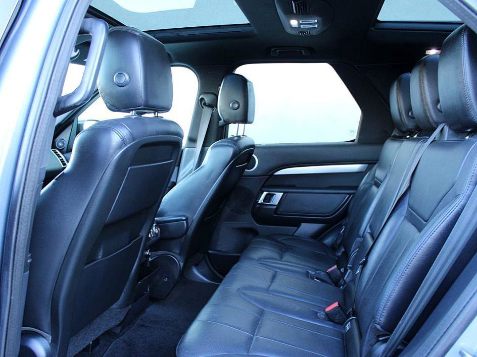 Used 2020 Land Rover Discovery Landmark image 16