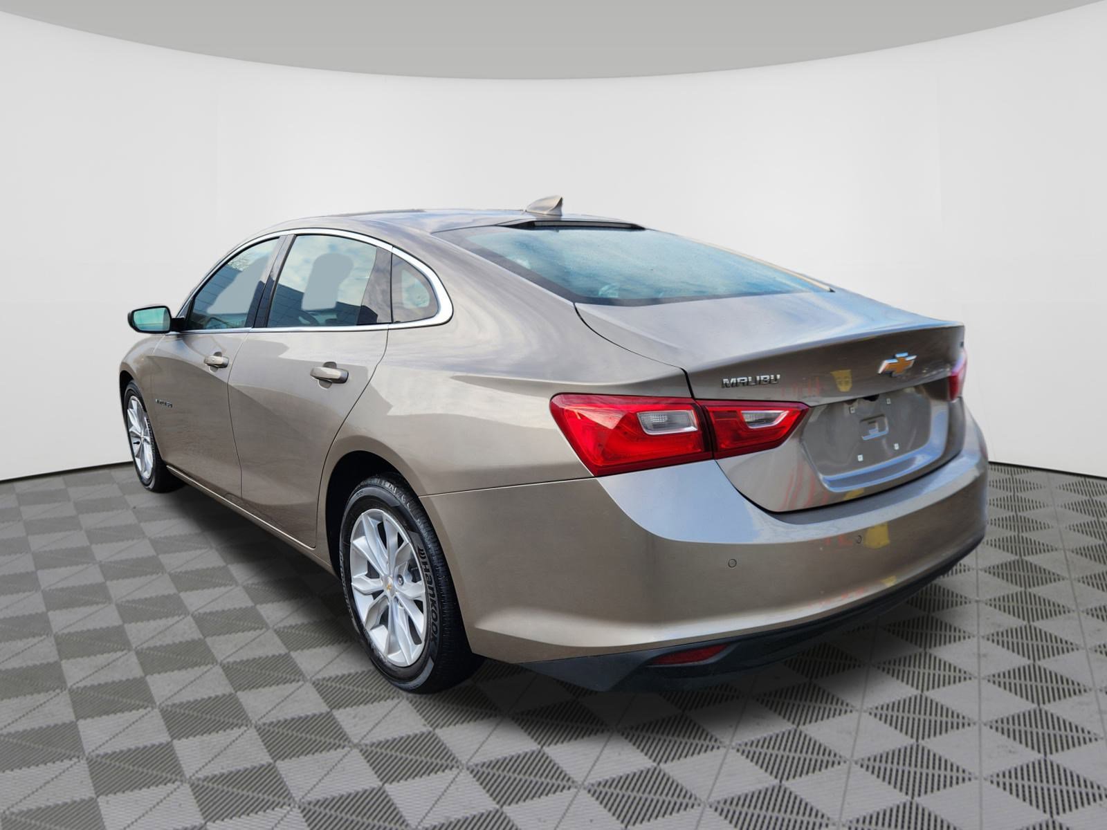 Used 2025 Chevrolet Malibu LT image 3