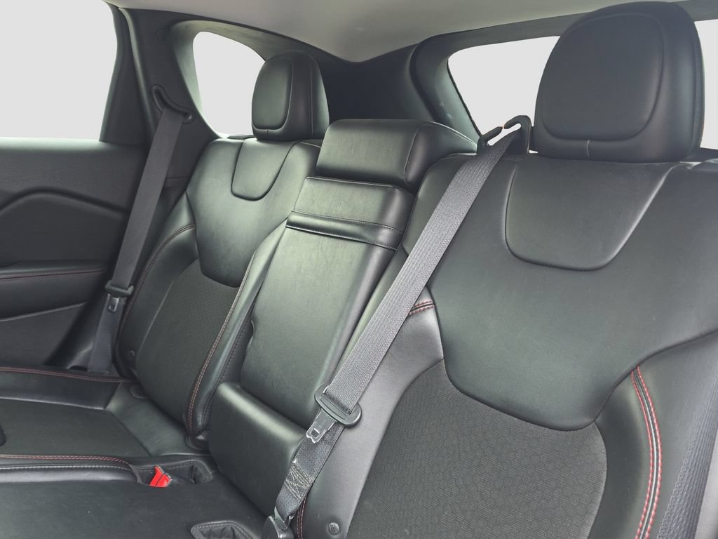 Used 2019 Jeep Cherokee Trailhawk AWD/4WD image 12