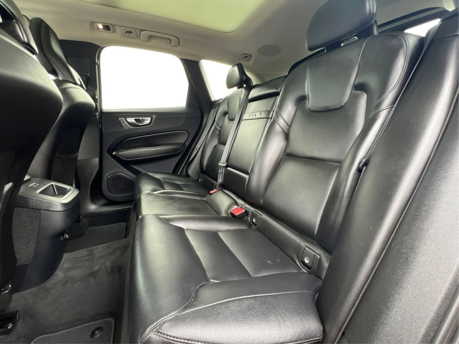 Used 2019 Volvo XC60 T5 Momentum w/ Multimedia Package AWD/4WD image 17