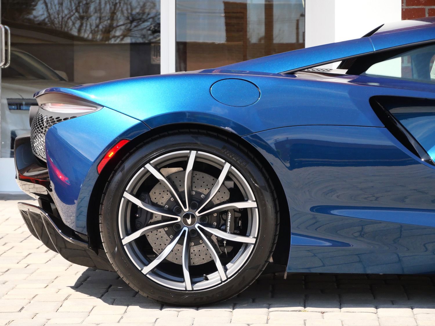 Used 2023 McLaren Artura RWD image 15