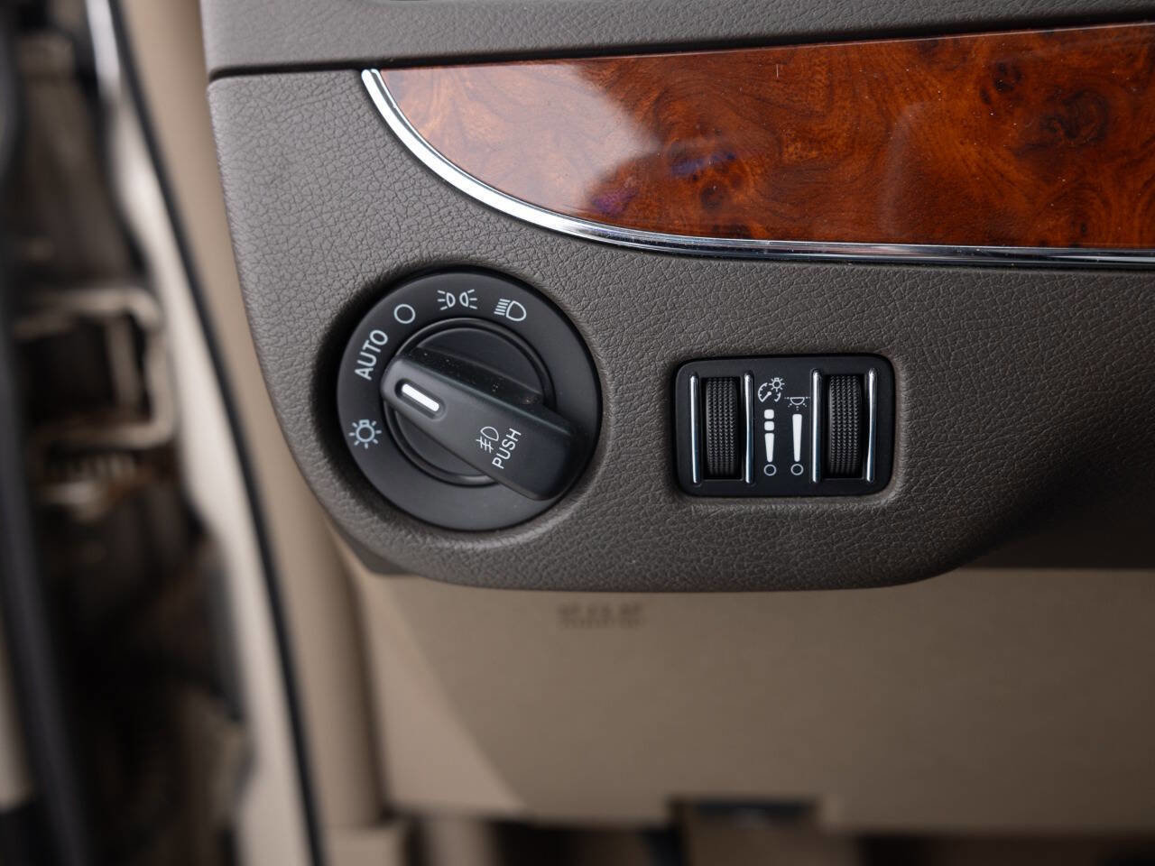 Used 2012 Chrysler Town & Country Touring-L w/ Entertainment Group #2 image 38