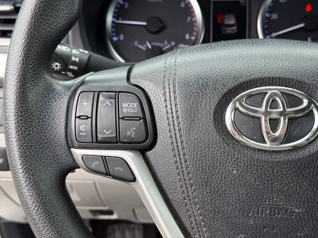 Used 2017 Toyota Highlander LE FWD image 15