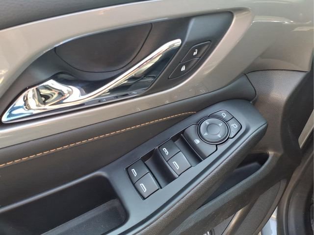 Used 2021 Chevrolet Traverse LT image 13