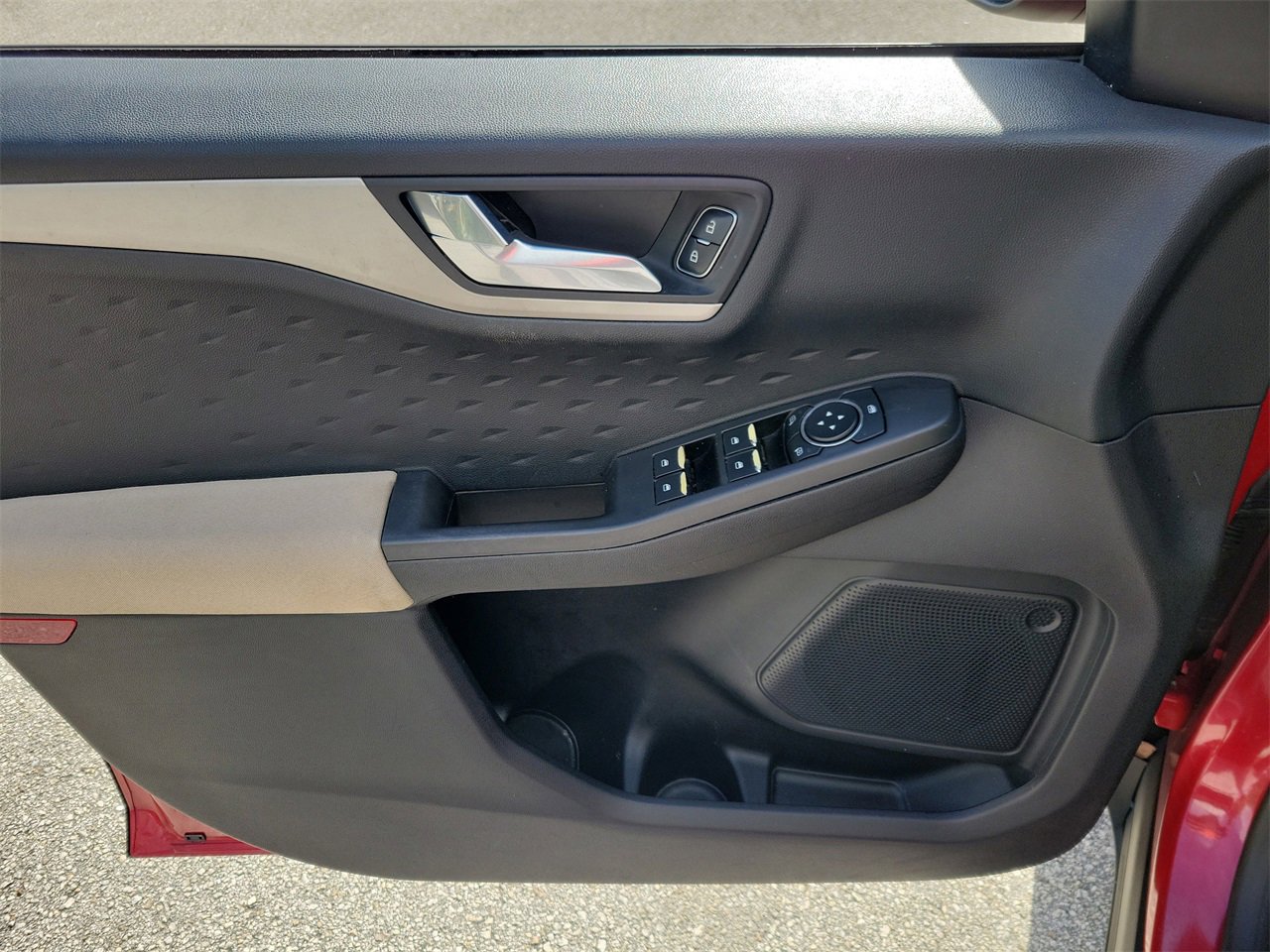 Used 2020 Ford Escape SE image 13