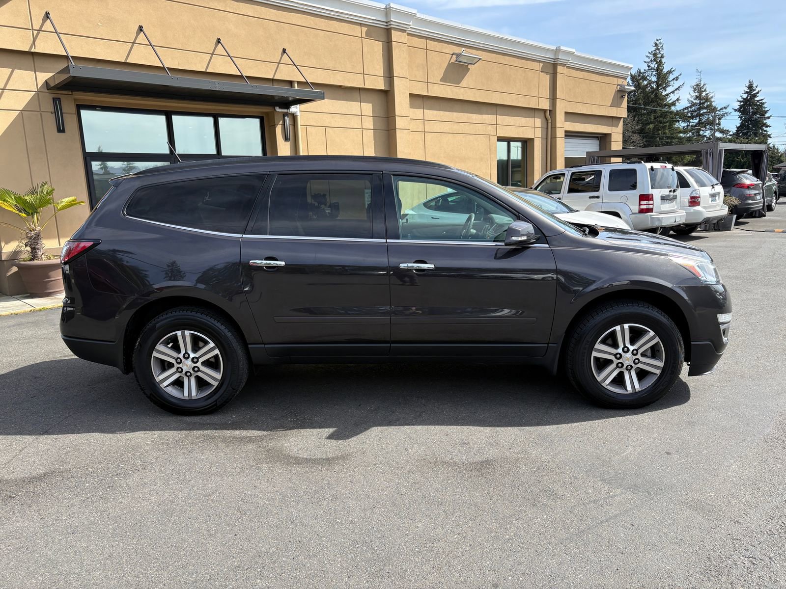 Used 2017 Chevrolet Traverse LT FWD image 4