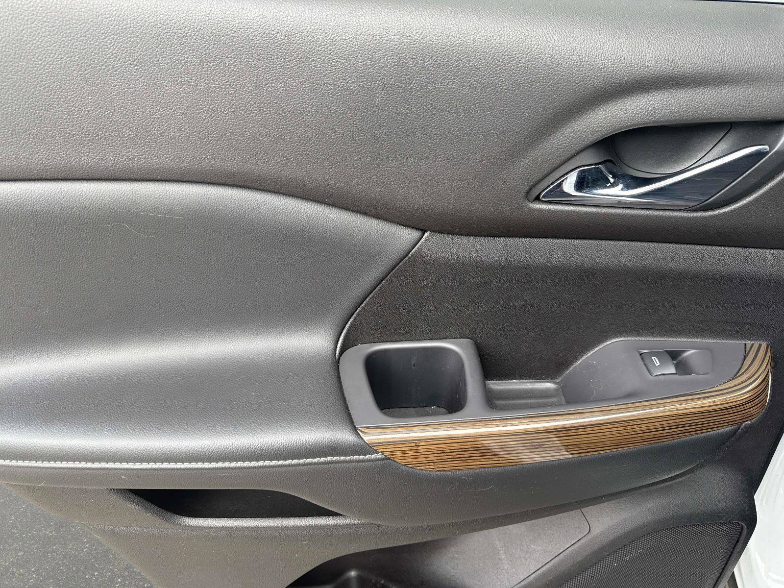 Used 2021 GMC Acadia SLE w/ Driver Convenience Package image 11