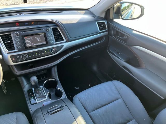 Used 2019 Toyota Highlander LE AWD/4WD image 8