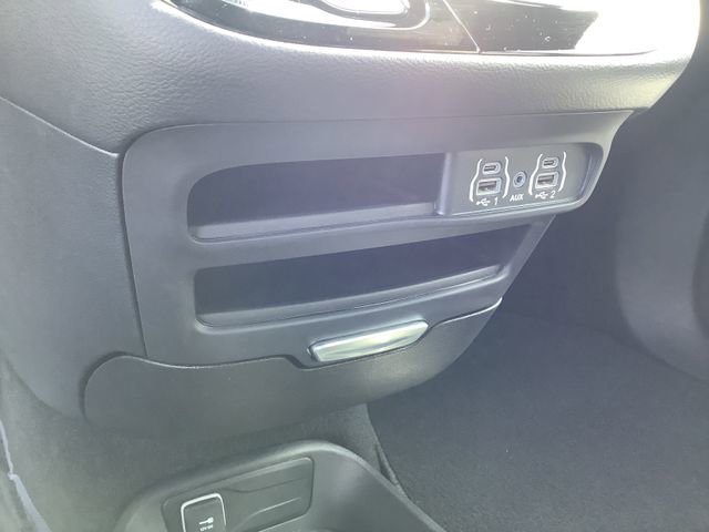 Used 2025 Chrysler Pacifica Select image 18