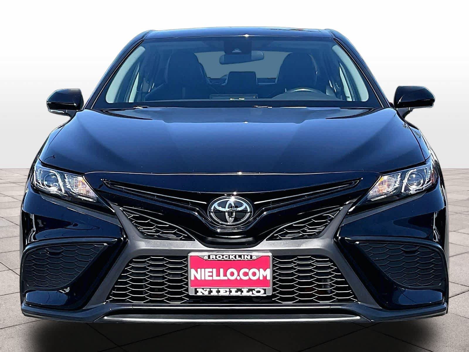 Used 2024 Toyota Camry SE FWD image 3