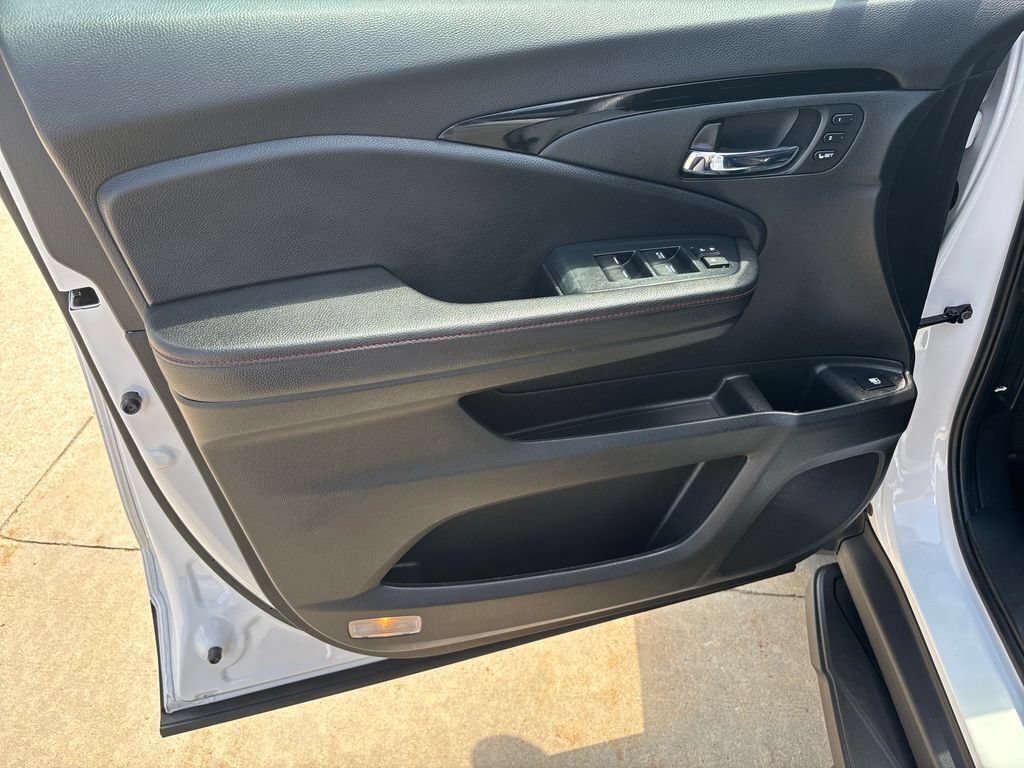 Certified 2025 Honda Ridgeline Black Edition image 12