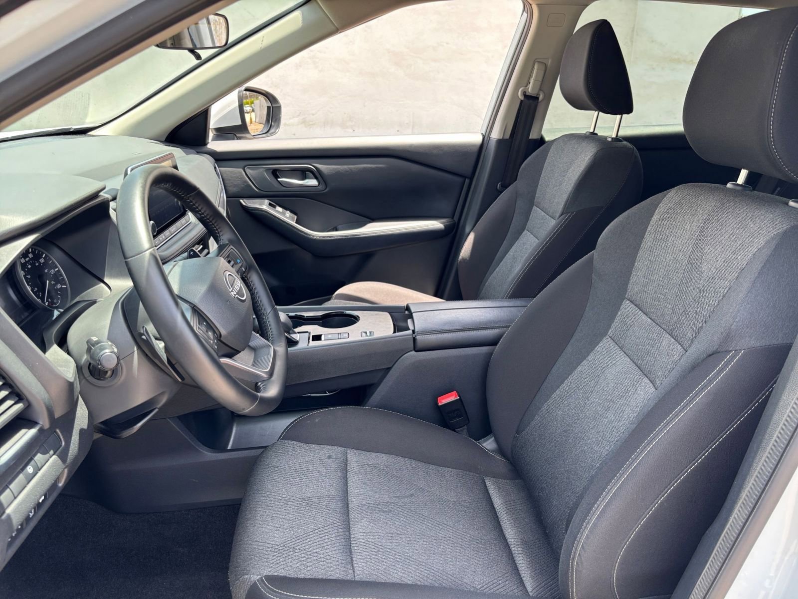 Used 2025 Nissan Rogue SV FWD image 29