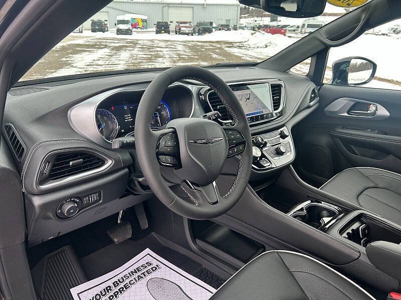New 2026 Chrysler Pacifica Limited w/ S Appearance Package FWD image 11