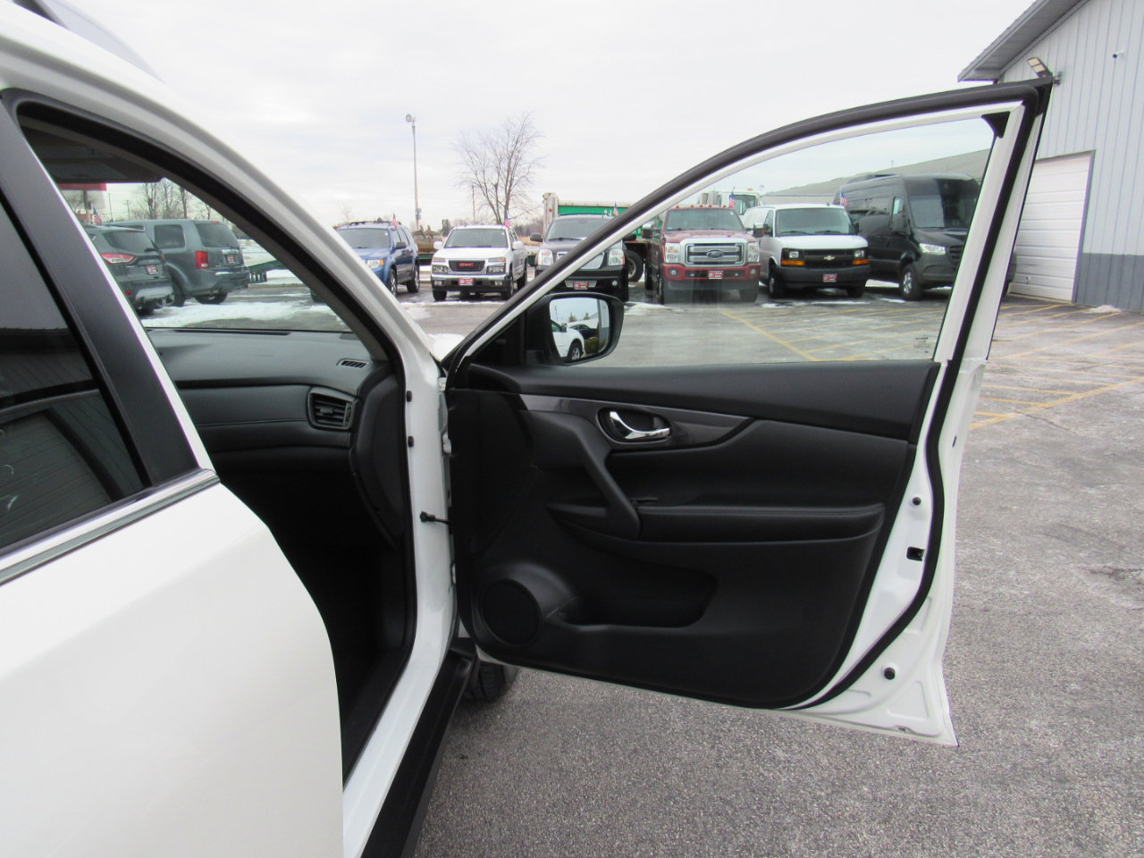 Used 2018 Nissan Rogue SV image 21