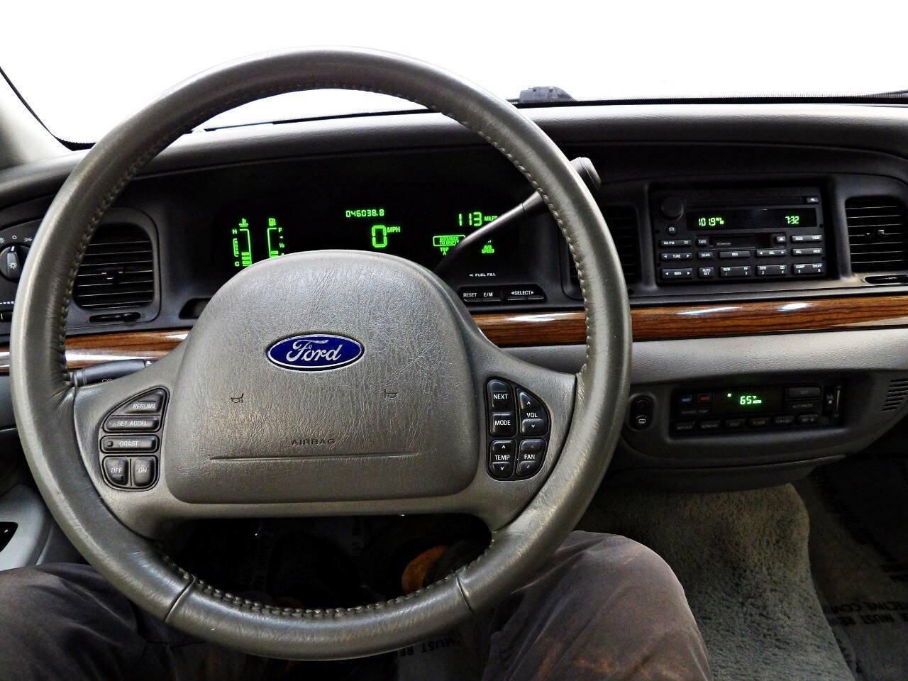 Used 2003 Ford Crown Victoria LX RWD image 16
