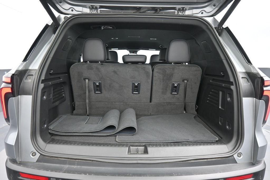 Used 2024 Chevrolet Traverse LT w/ Midnight/Sport Edition FWD image 37