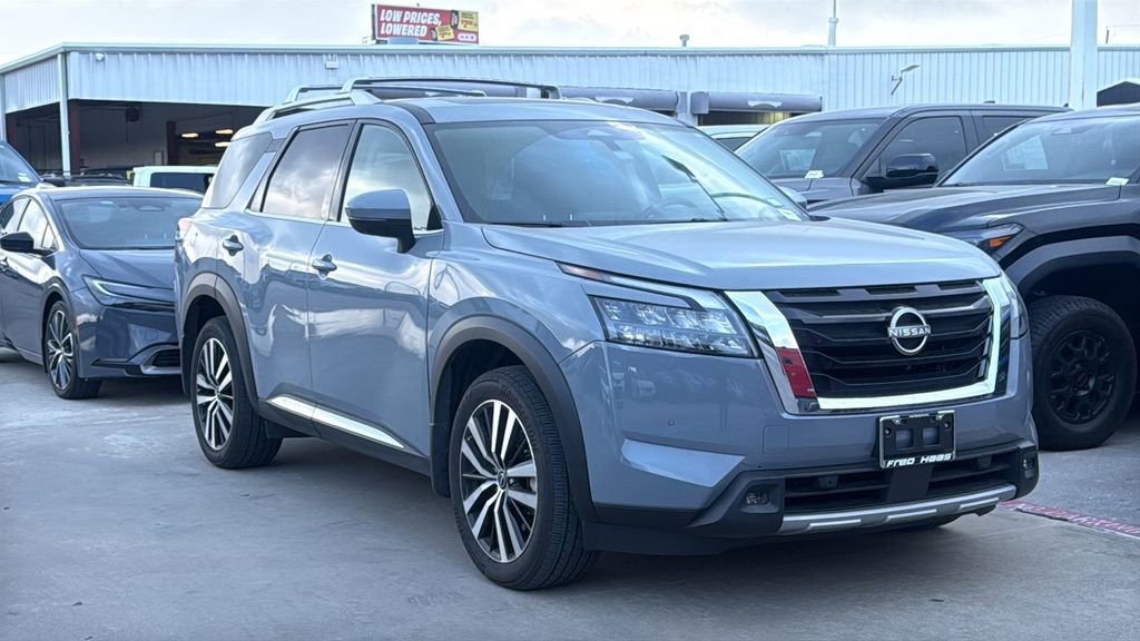 Used 2025 Nissan Pathfinder Platinum image 3