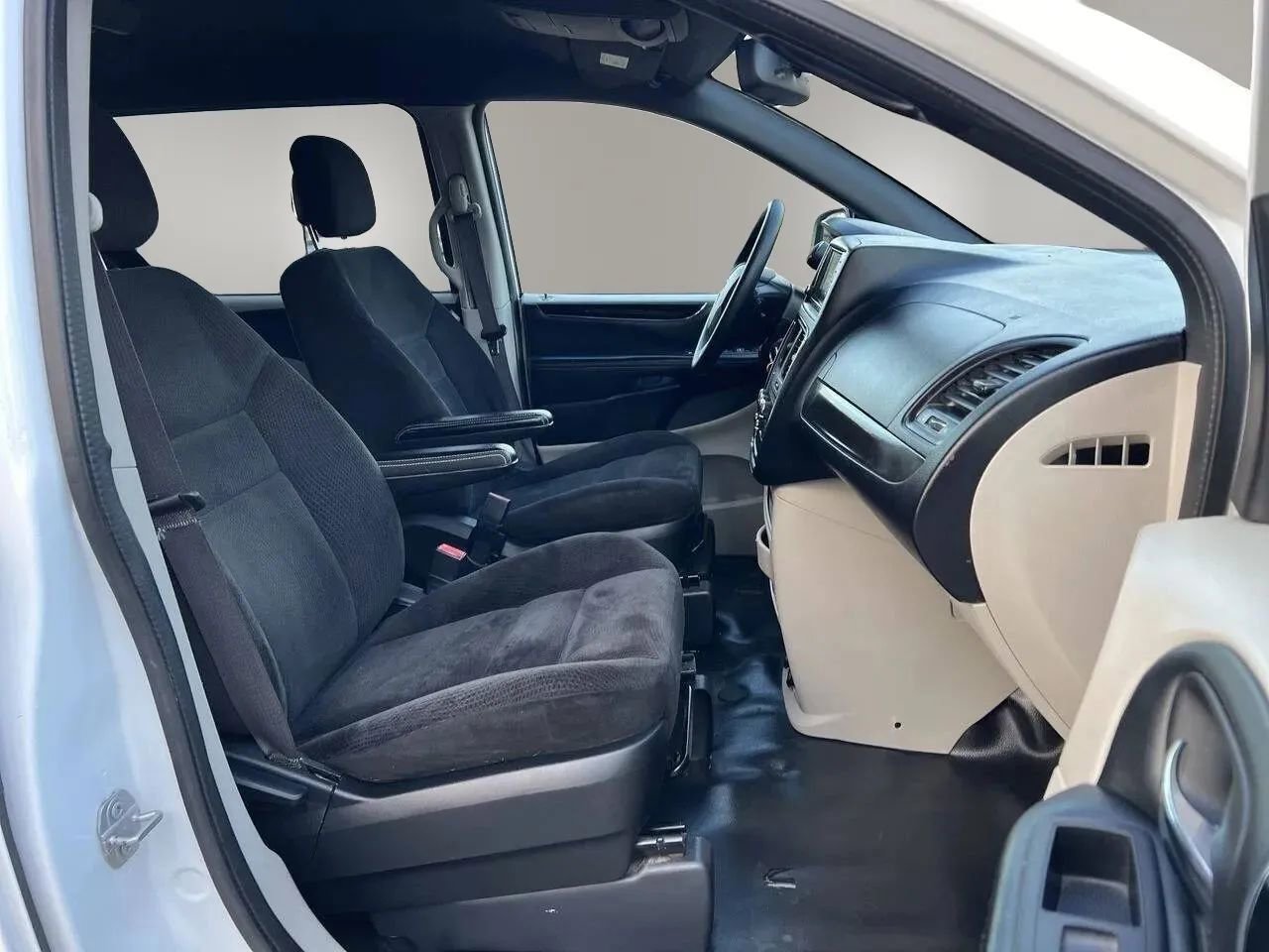 Used 2019 Dodge Grand Caravan SE FWD image 25
