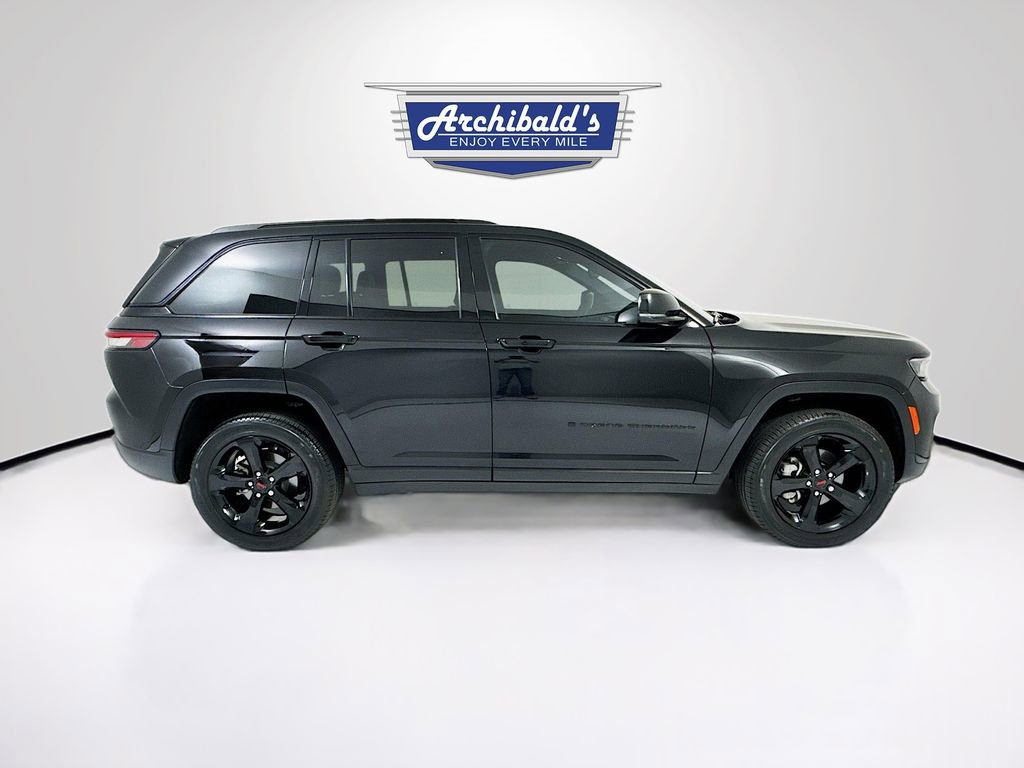 Used 2024 Jeep Grand Cherokee Limited w/ Black Appearance Package AWD/4WD image 9