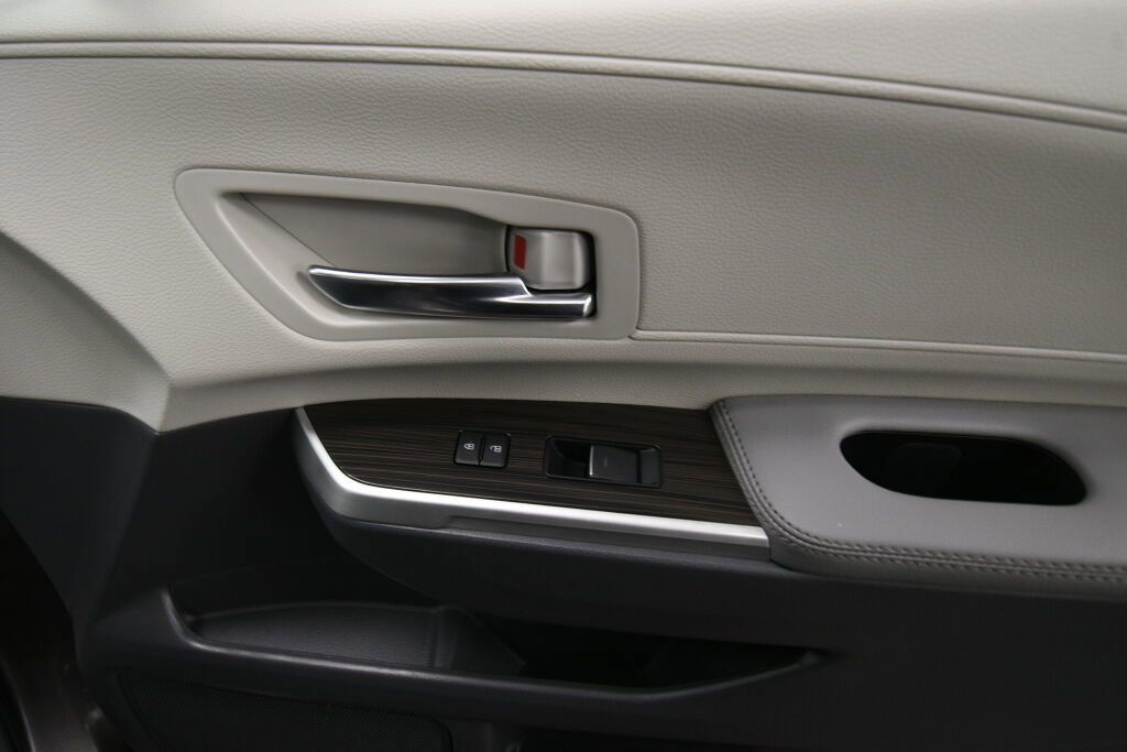 Used 2024 Toyota Sienna Limited image 30