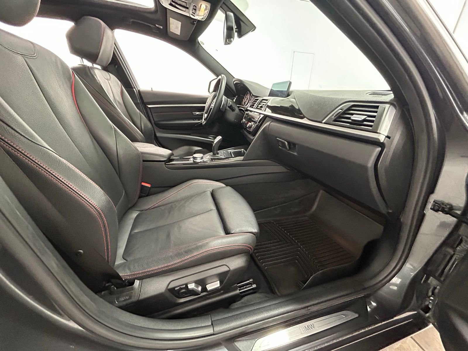 Used 2017 BMW 330i xDrive Sedan AWD/4WD image 40