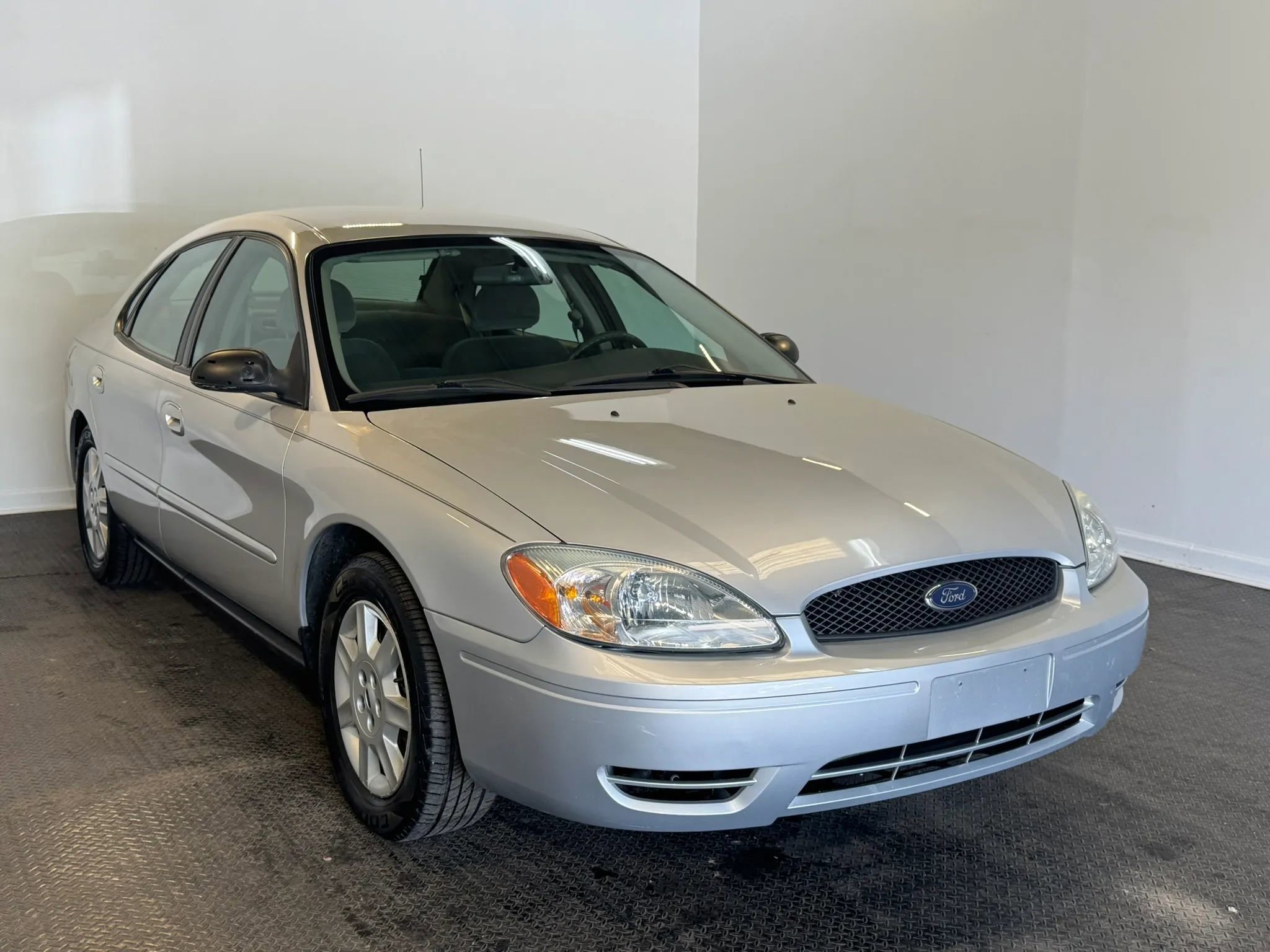 Used 2007 Ford Taurus SE FWD image 3