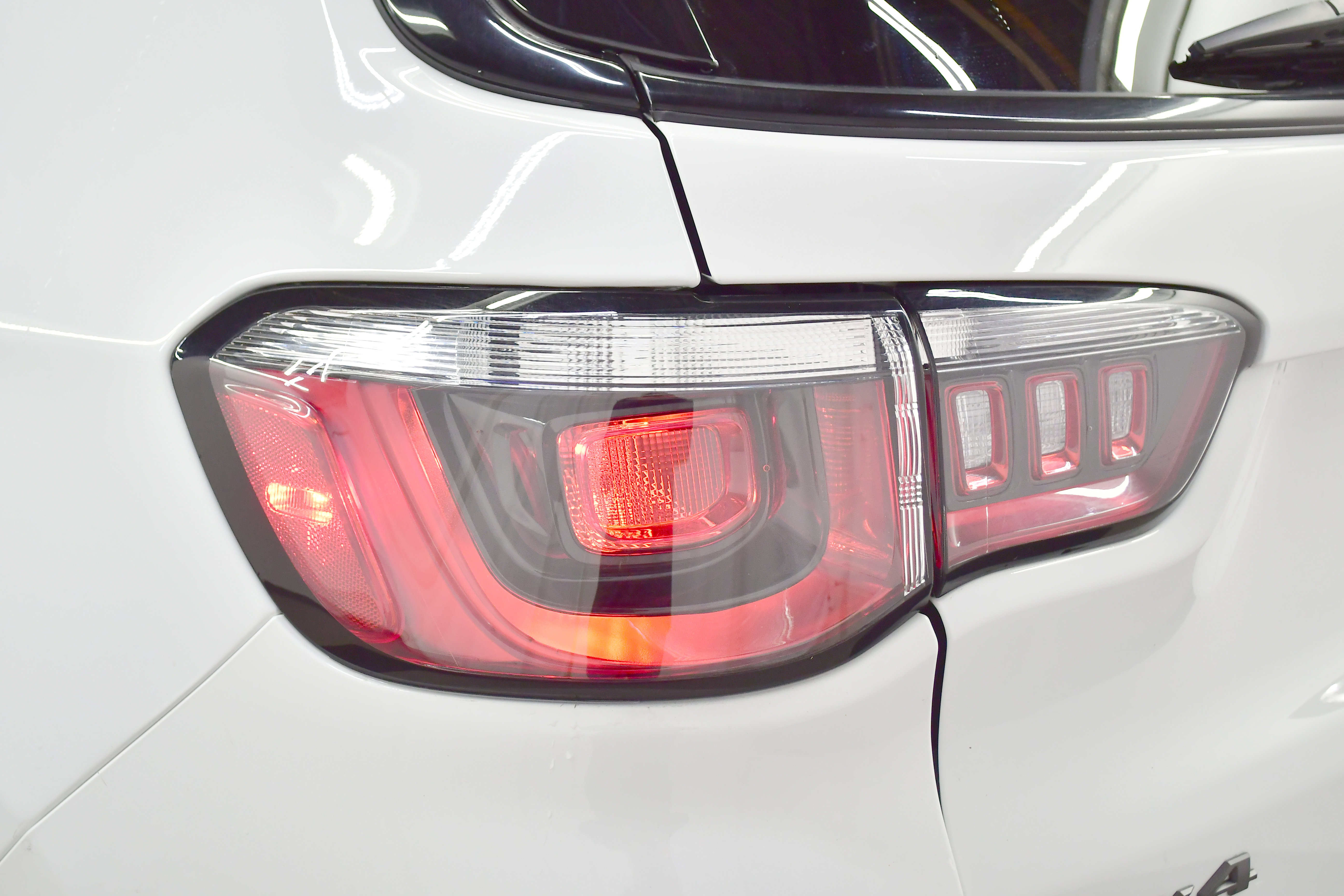 Used 2025 Jeep Compass Trailhawk AWD/4WD image 31