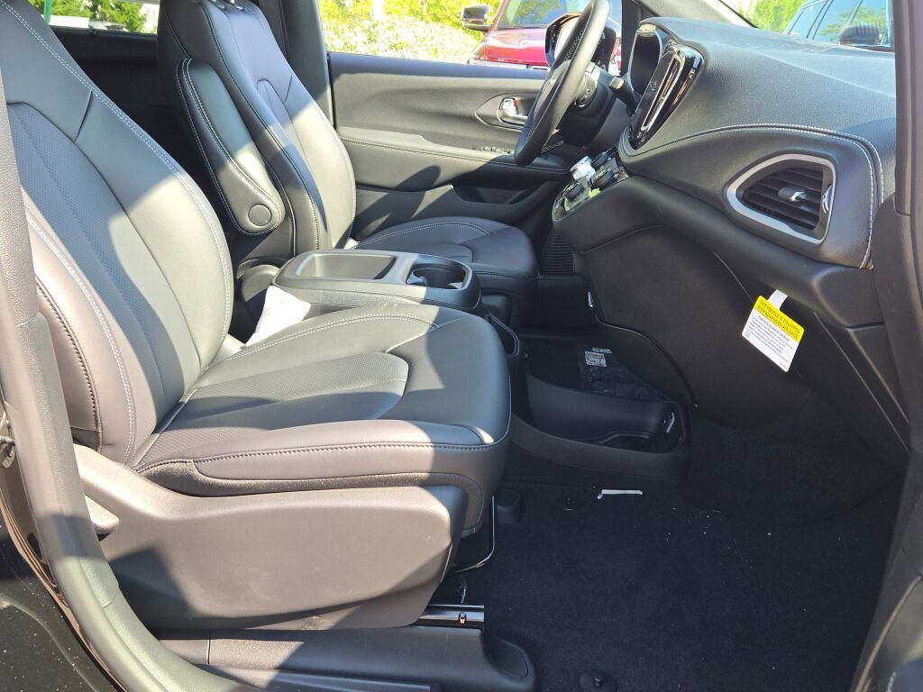 New 2026 Chrysler Pacifica Select image 7