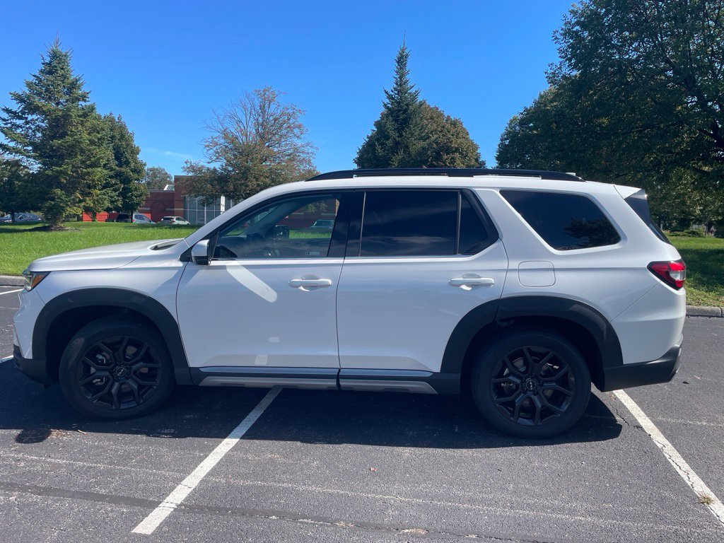 Used 2025 Honda Pilot Touring image 9