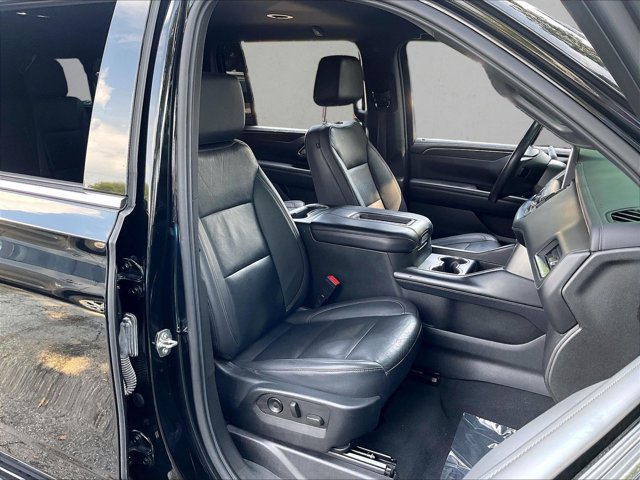 Used 2022 Chevrolet Suburban LT w/ Luxury Package AWD/4WD image 9