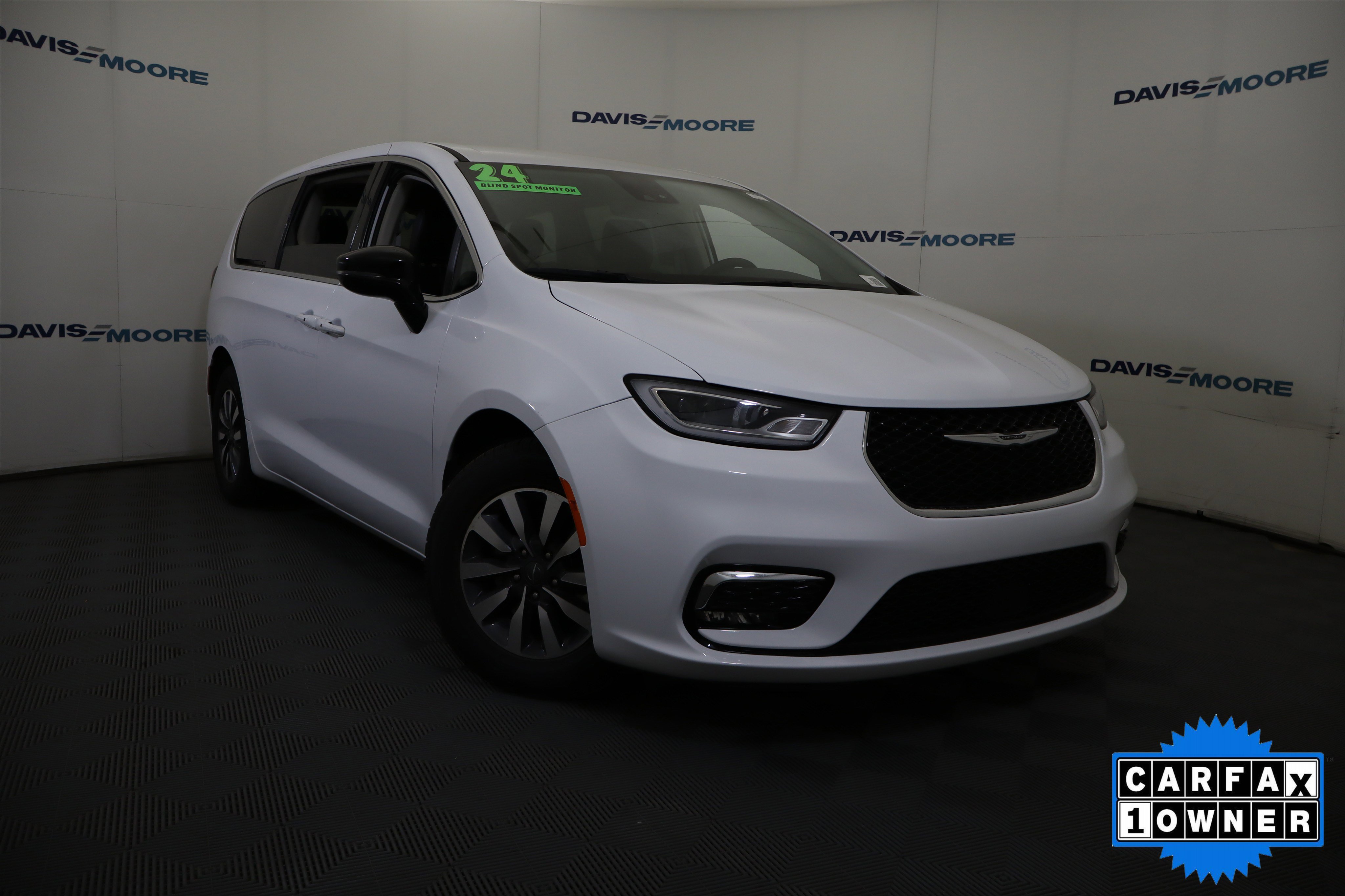 Used 2024 Chrysler Pacifica Select image 2