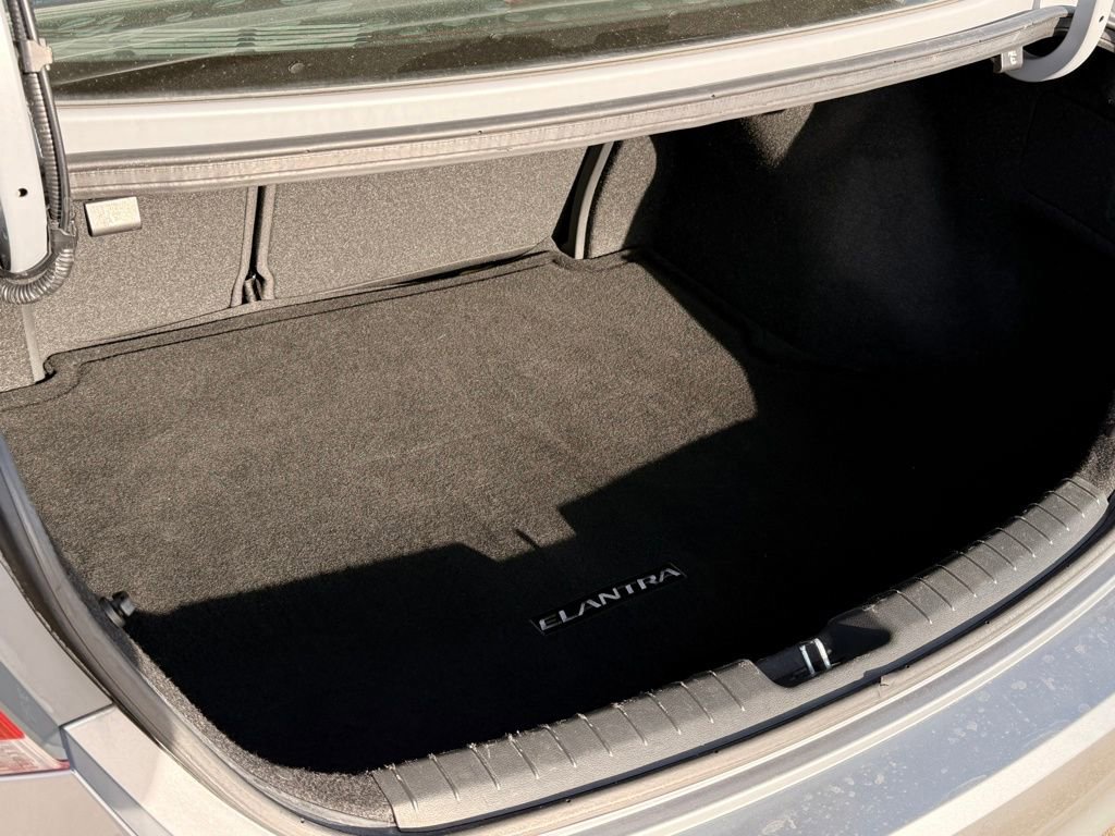 Used 2017 Hyundai Elantra SE image 25