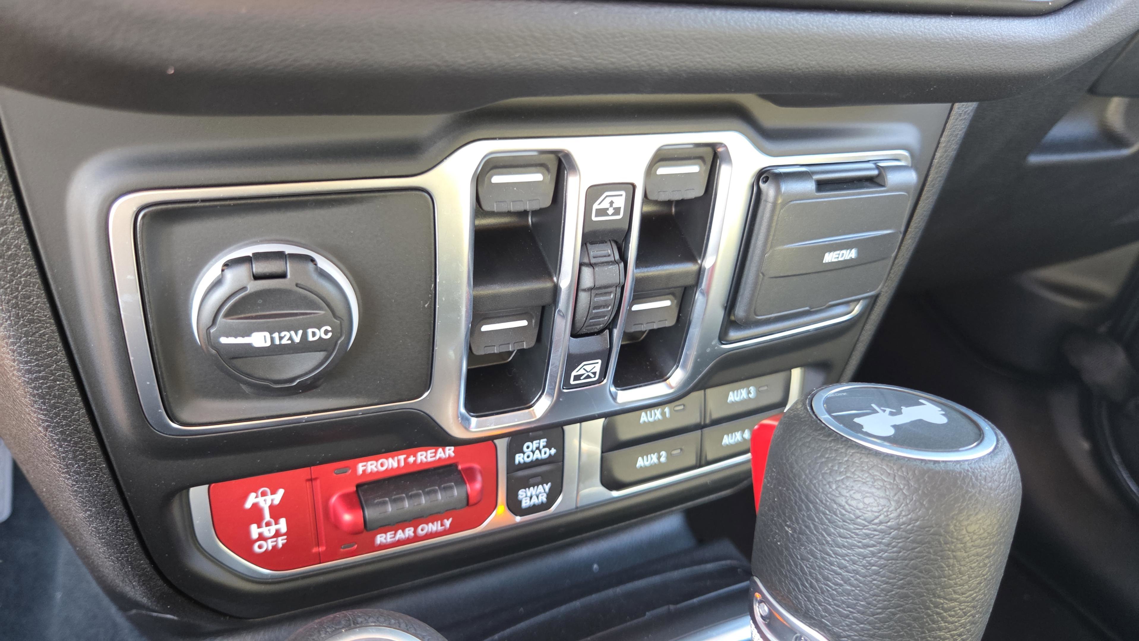 Used 2025 Jeep Wrangler Unlimited Rubicon w/ Technology Group image 31