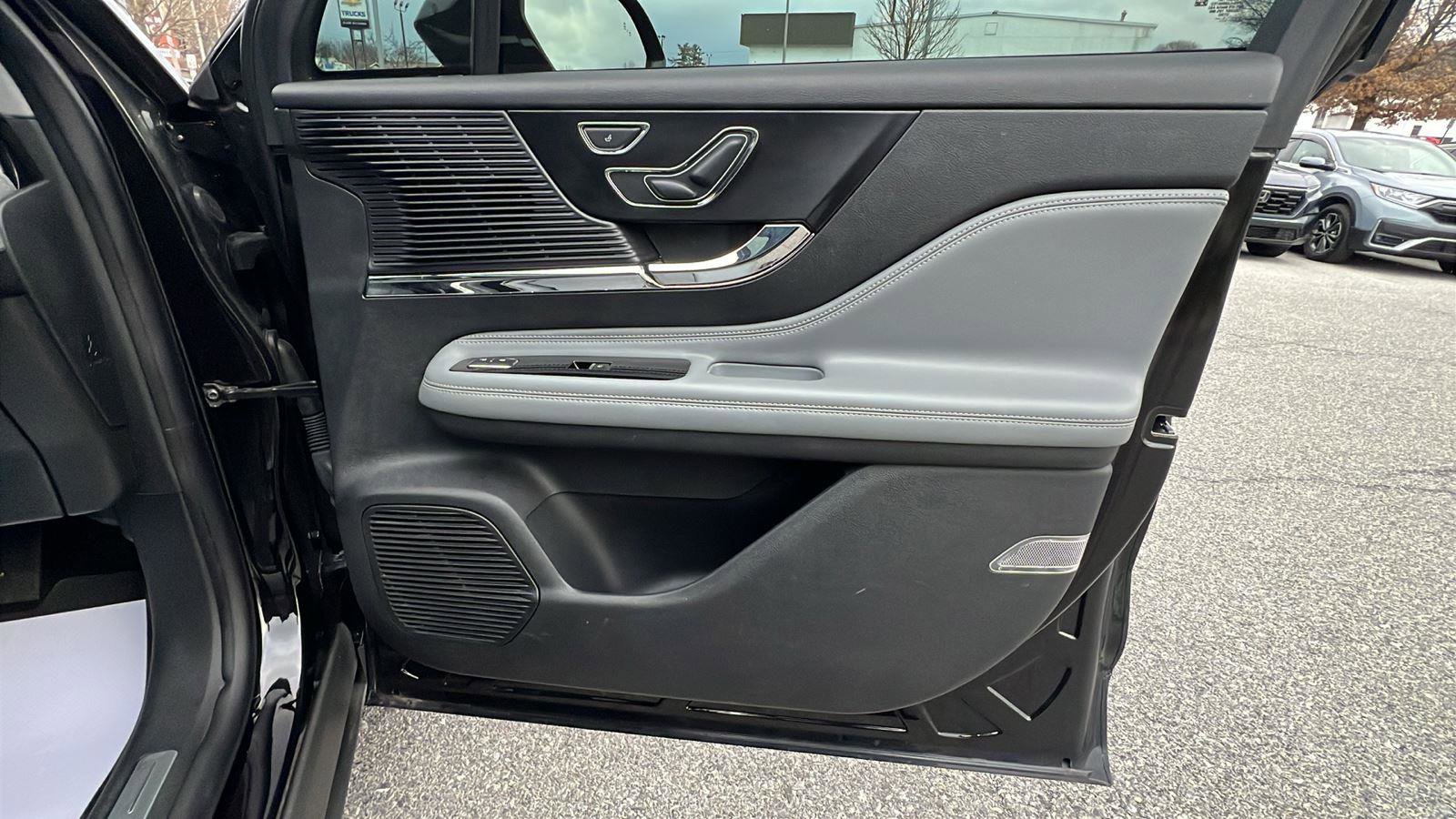 Used 2022 Lincoln Corsair Reserve w/ Elements Package image 12