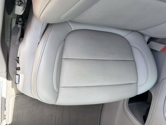 Used 2022 GMC Acadia SLT w/ Technology Package image 16