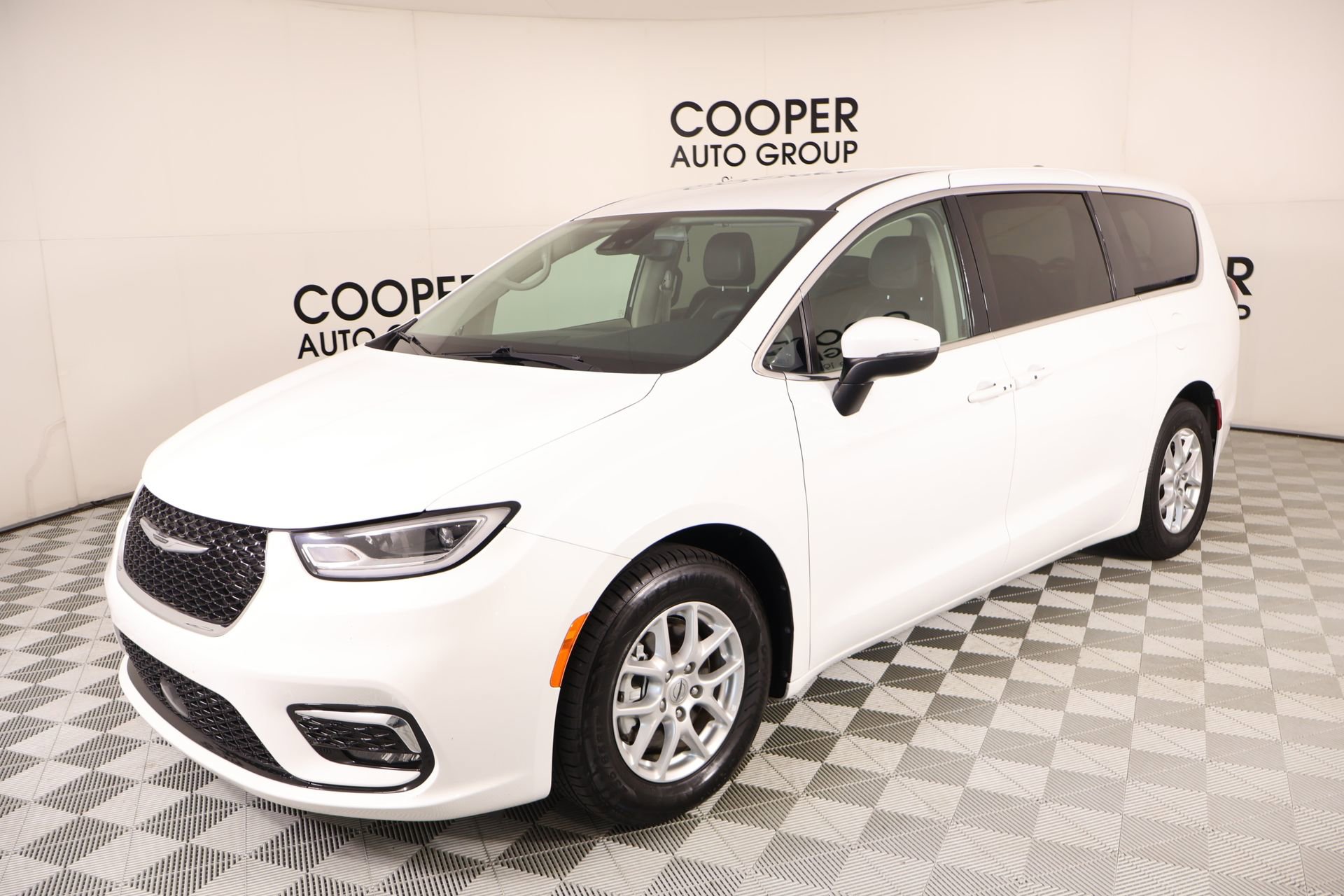 Used 2023 Chrysler Pacifica Touring-L FWD image 10