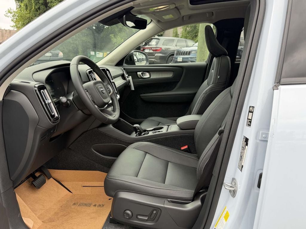 New 2026 Volvo XC40 B5 Core w/ Climate Package AWD/4WD image 15