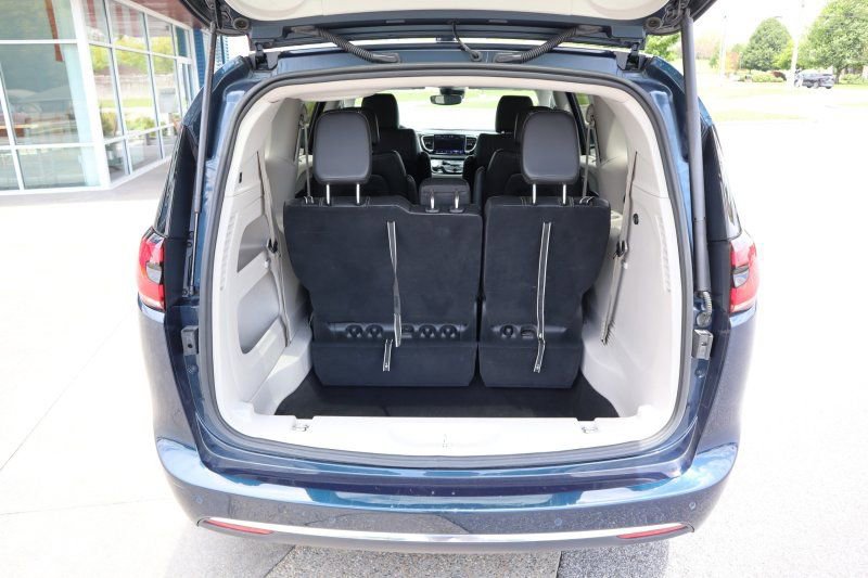 Used 2024 Chrysler Pacifica Touring-L FWD image 16